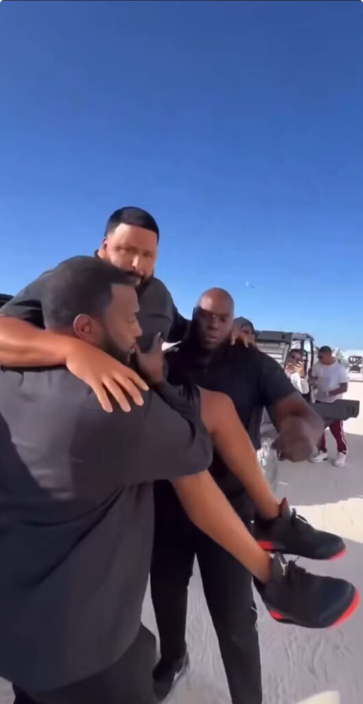 DJ Khaled przenoszony na rękach ochroniarzy 4